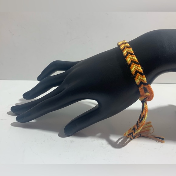 Hand crafted macrame bracelet - Picture 3 of 6